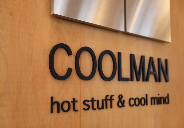 COOLMANとhot stuff & cool mindと書かれた黒い文字の看板