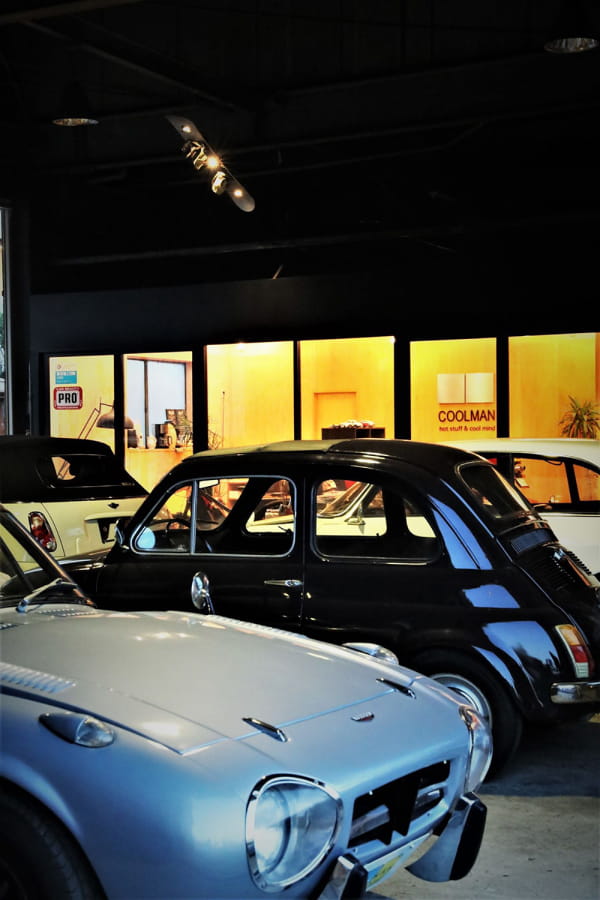 複数の車が並んでいる様子