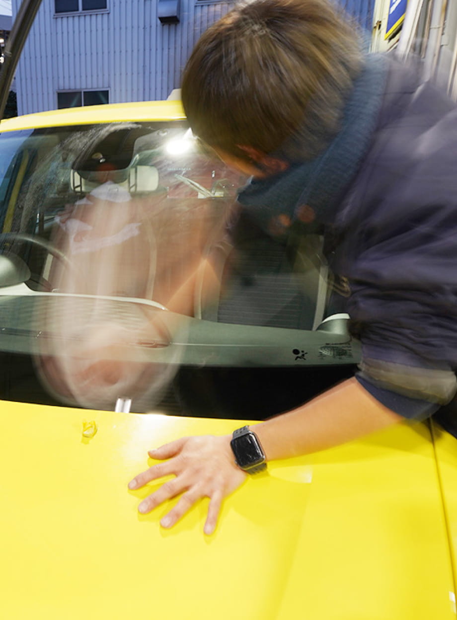 車の窓ガラスを拭いている様子
