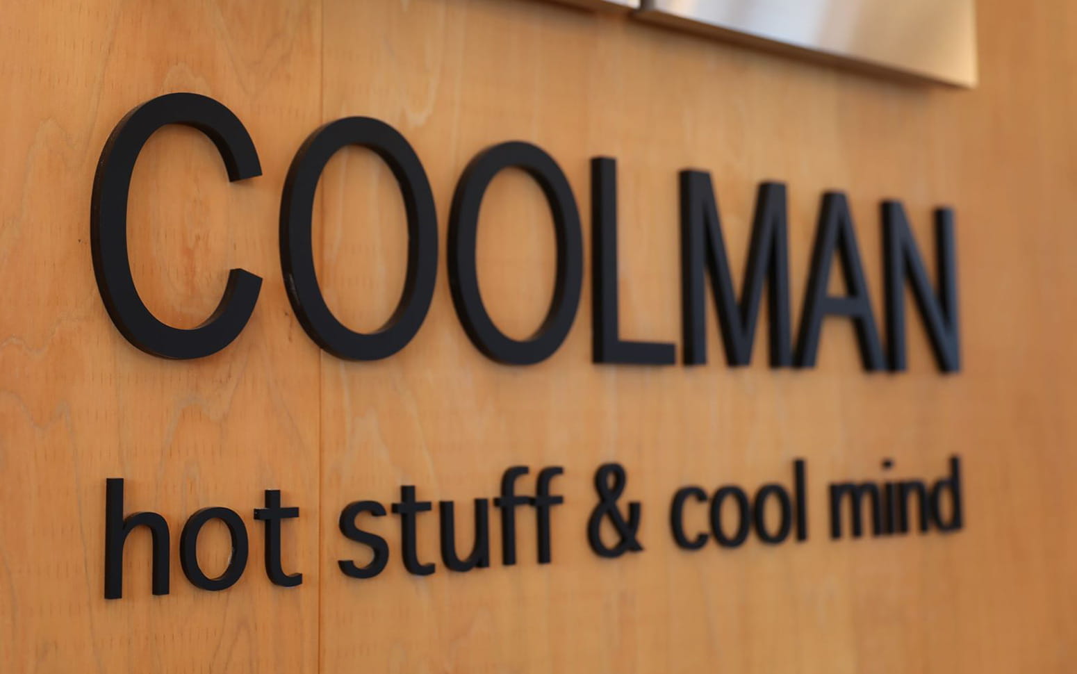 COOLMANとhot stuff & cool mindと書かれた黒い文字の看板