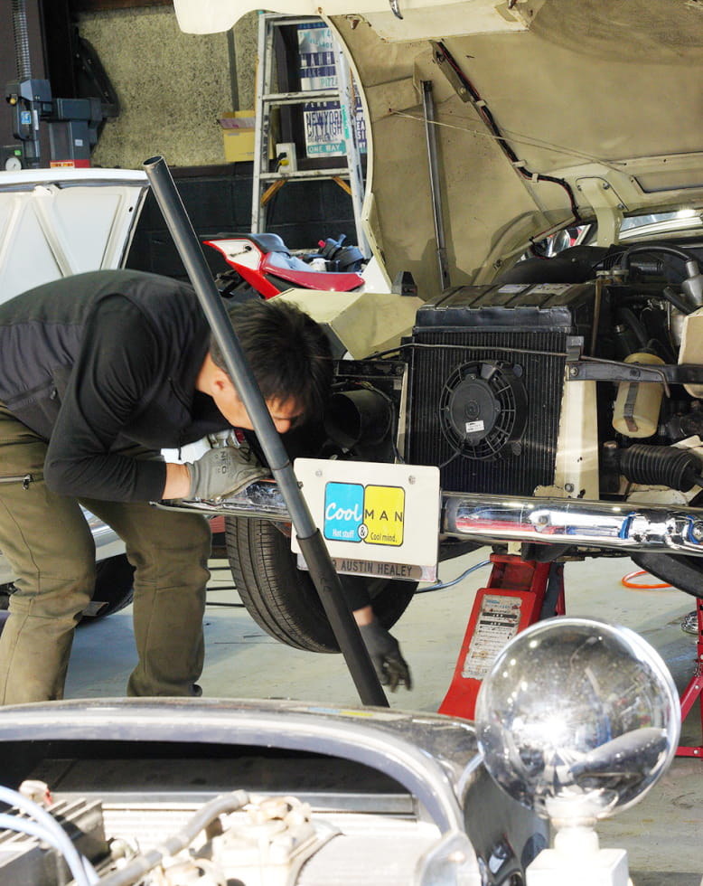 クラシックカーの整備を行う整備士