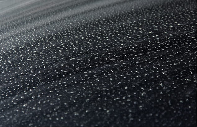 撥水している様子