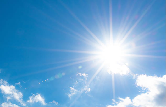 青空に太陽が輝いている様子