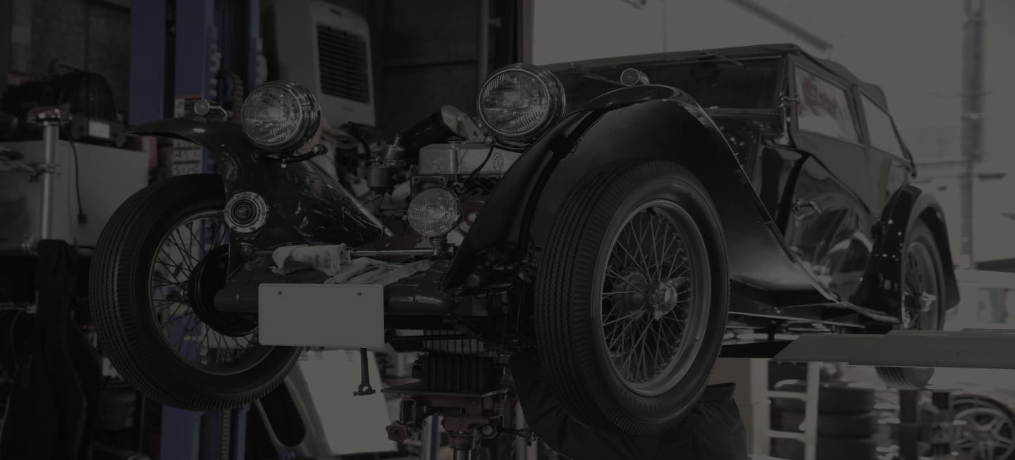 クラシックカーのメンテナンスの様子