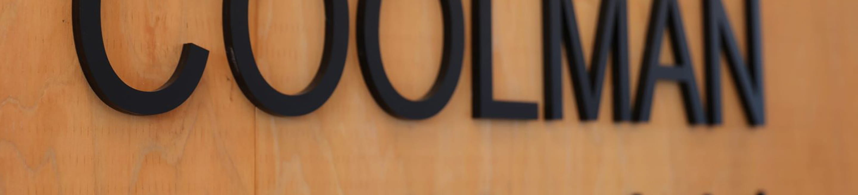 COOLMANと書かれた黒い文字の看板