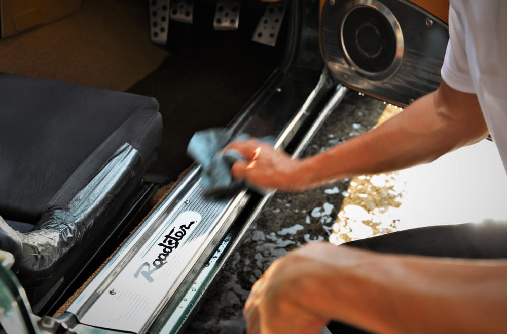 細部まで丁寧に洗浄している様子