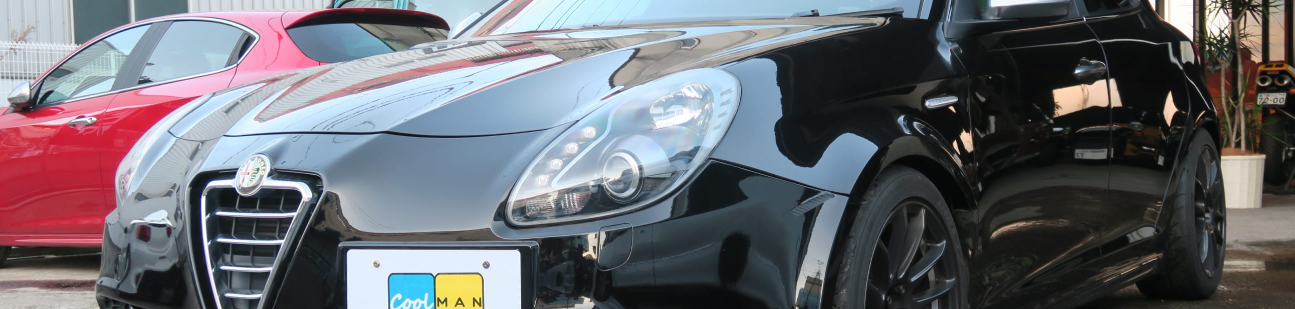 黒い車のフロント部分の様子